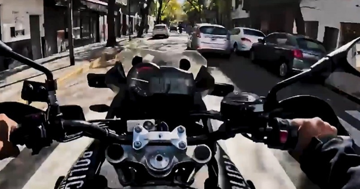 Moto policial en la calle durante operativo en Boedo