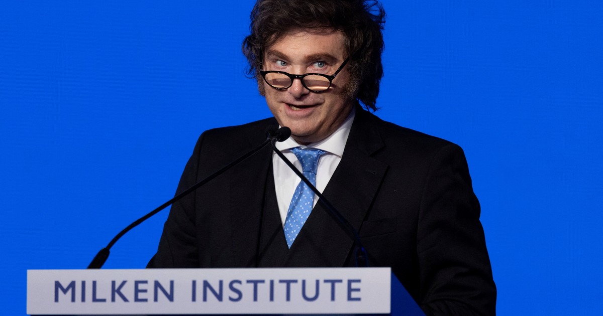 Persona llenando una boleta electoral en una urna