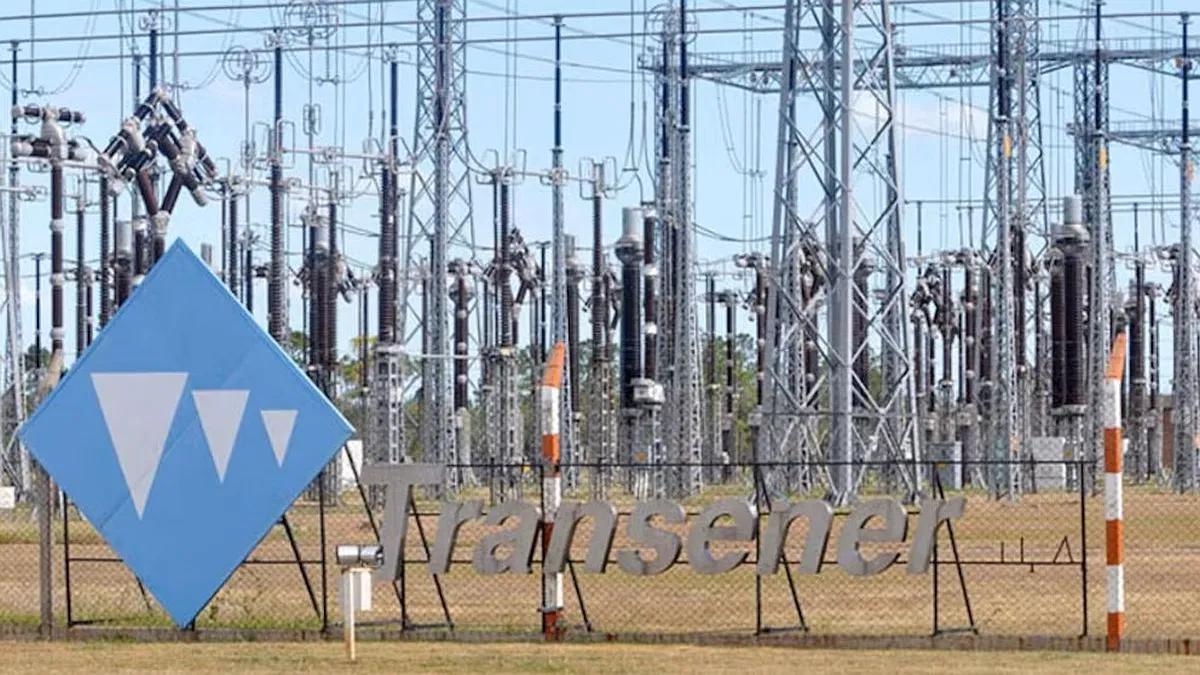 Torre de alta tensión de Transener en un campo abierto