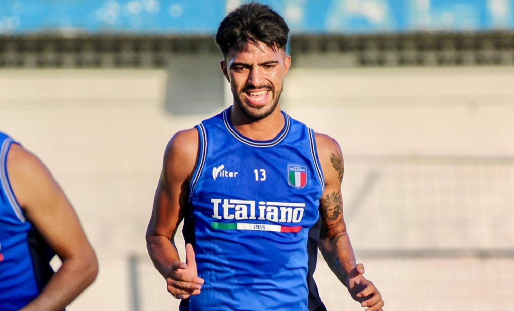 Ezequiel Merzario, defensor de Sportivo Italiano, durante un partido