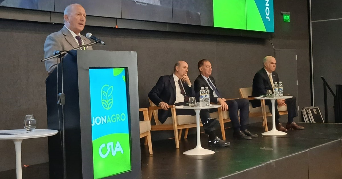 Carlos Castagnani habla en el escenario de JONAGRO