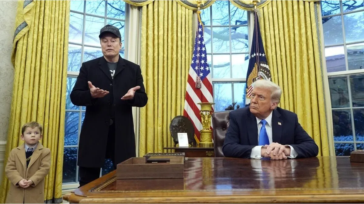 Donald Trump junto a ejecutivos en un avión presidencial