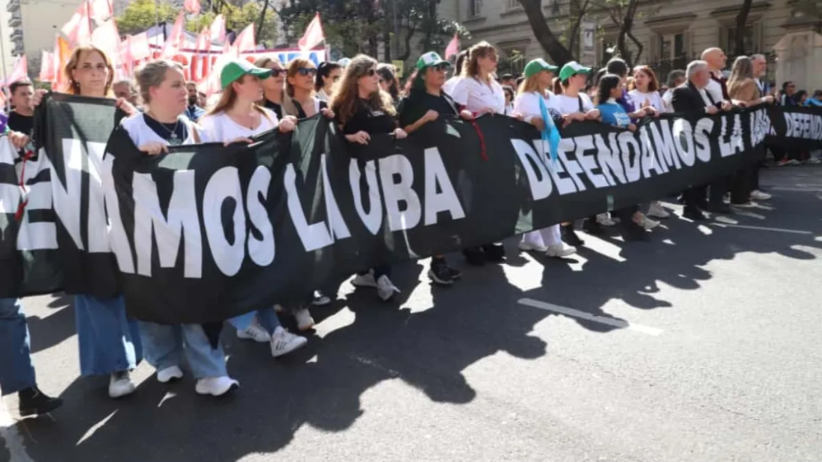 Multitud de manifestantes con banderas universitarias en el centro porteño