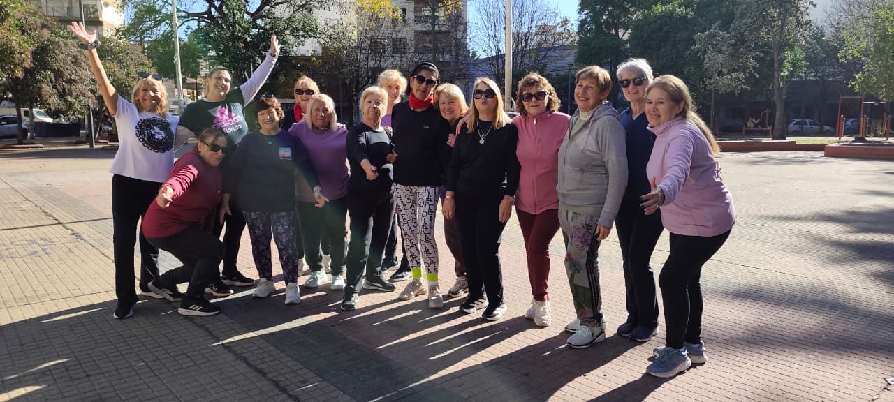 Grupo de adultas mayores haciendo ejercicio en una plaza de Ramos Mejía