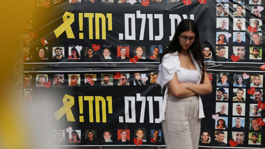 Personas observan escombros en un edificio destruido en Gaza