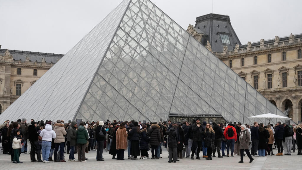 Fachada del Museo del Louvre en París con pirámide de vidrio