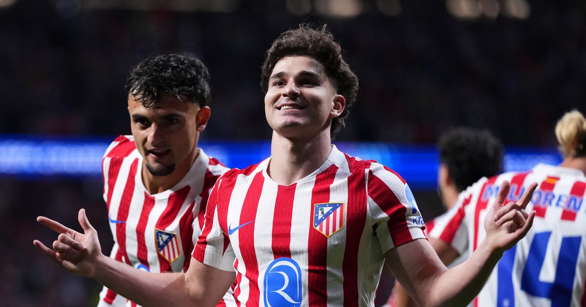 Julián Álvarez con la camiseta del Atlético de Madrid celebrando un gol