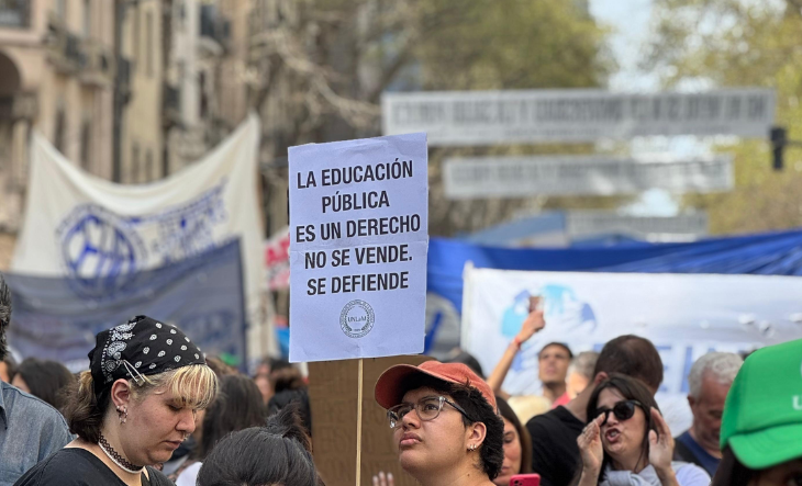 Multitud de manifestantes universitarios en la Plaza de Mayo con banderas