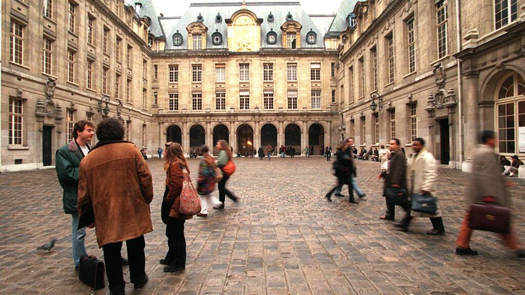 Manifestación de estudiantes en París contra aumento de matrículas universitarias