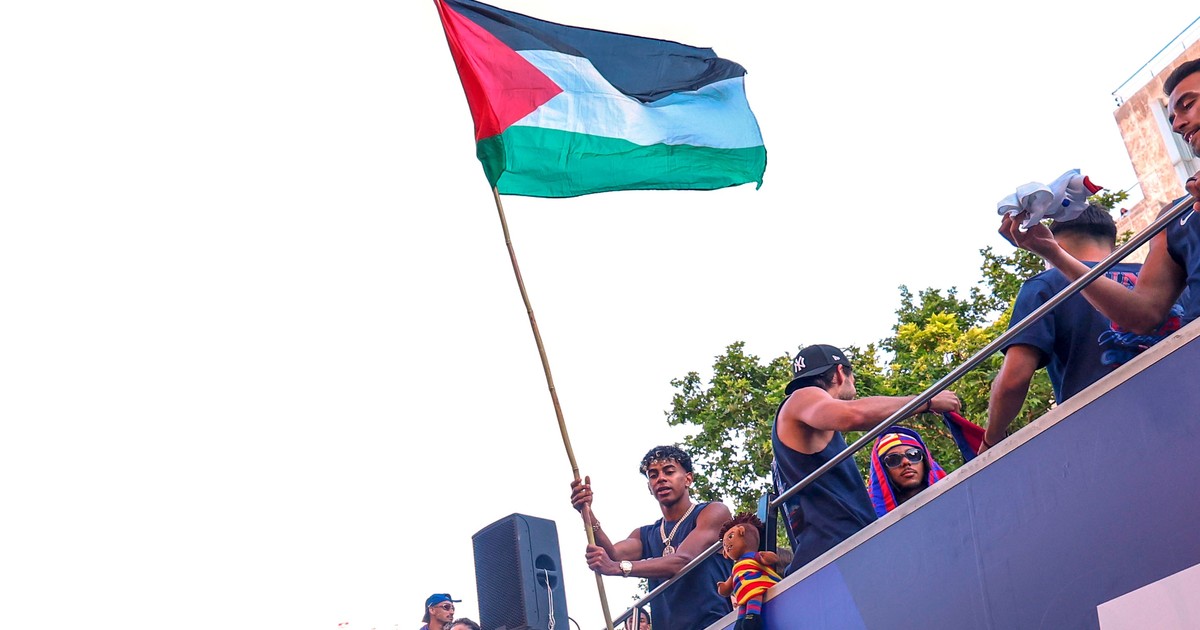 Lamine Yamal con bandera palestina en caravana del Barcelona