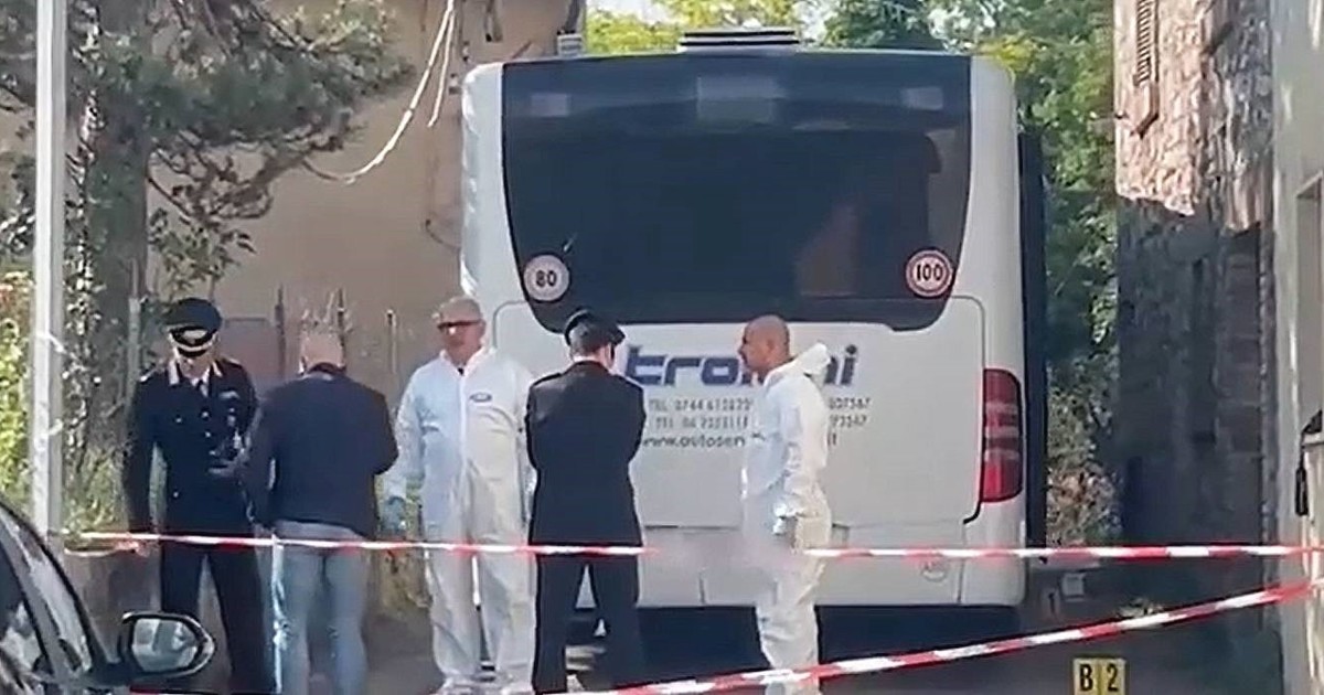 Hombre esposado siendo conducido por policías