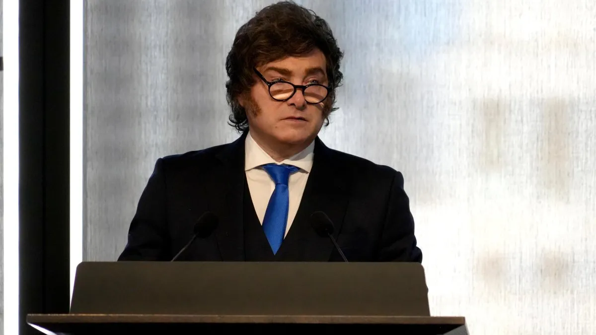 Javier Milei en un acto oficial con gesto serio