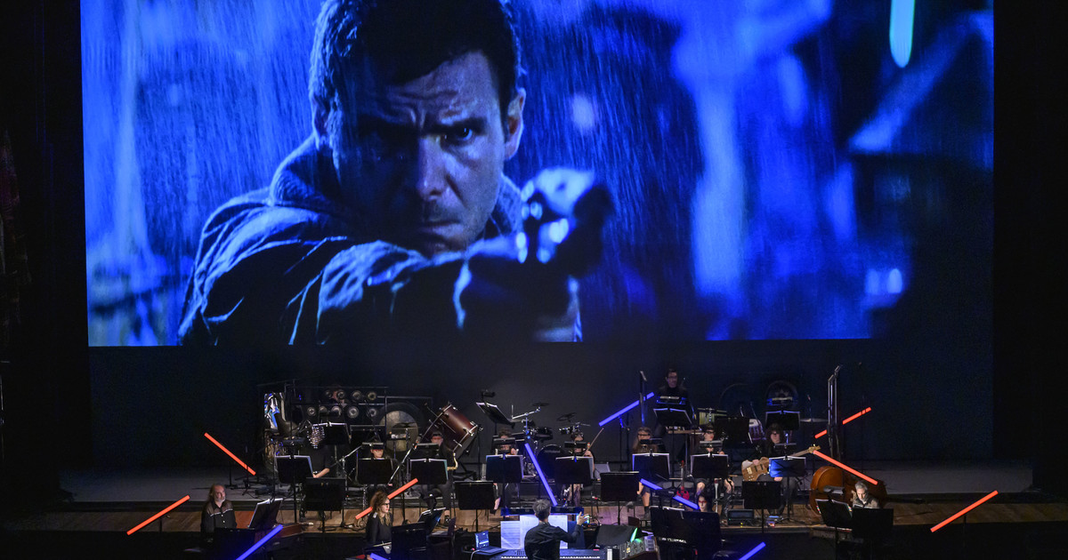 Teatro Colón con pantalla gigante y músicos en escena durante proyección de Blade Runner
