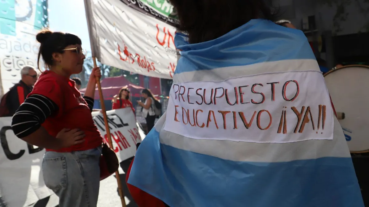 Multitud de personas con carteles en una marcha universitaria