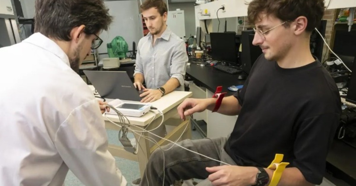 Estudiantes de la UNSAM trabajando en el escáner con IA para detectar infartos