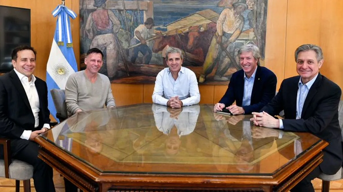 Luis Caputo y Santiago Bausili reunidos con Peter Thiel en una oficina