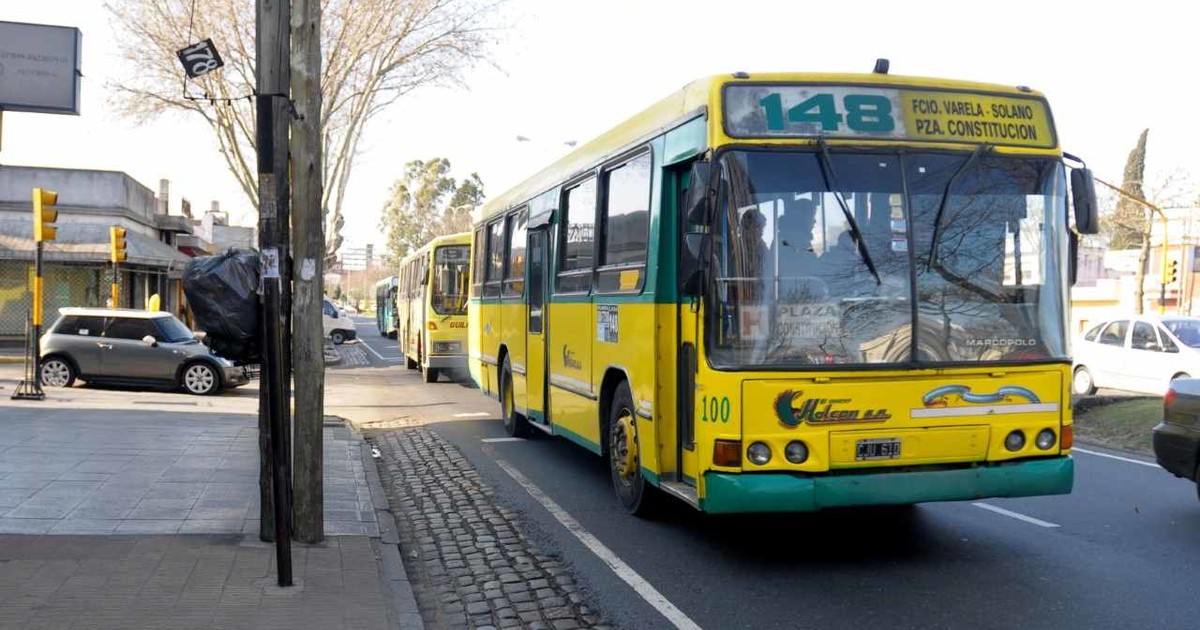 Colectivo de la línea 148 circulando por una calle de Florencio Varela