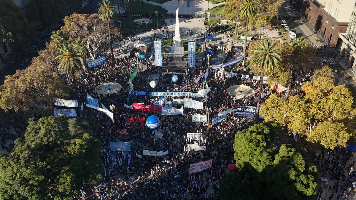 Multitud de docentes y estudiantes marchando con carteles