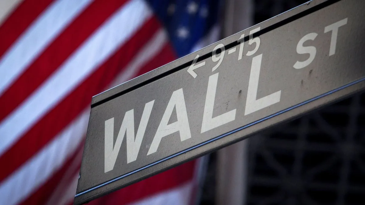 Pantalla de cotizaciones en Wall Street con números en rojo
