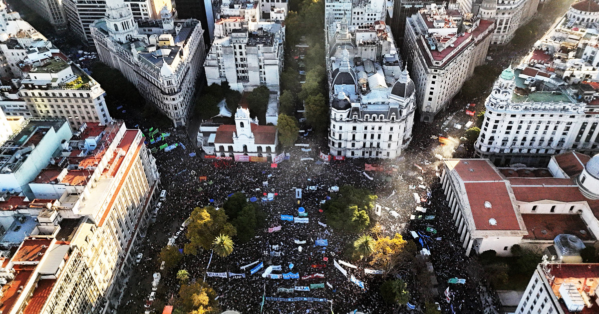Multitud de manifestantes con carteles en Plaza de Mayo durante marcha universitaria