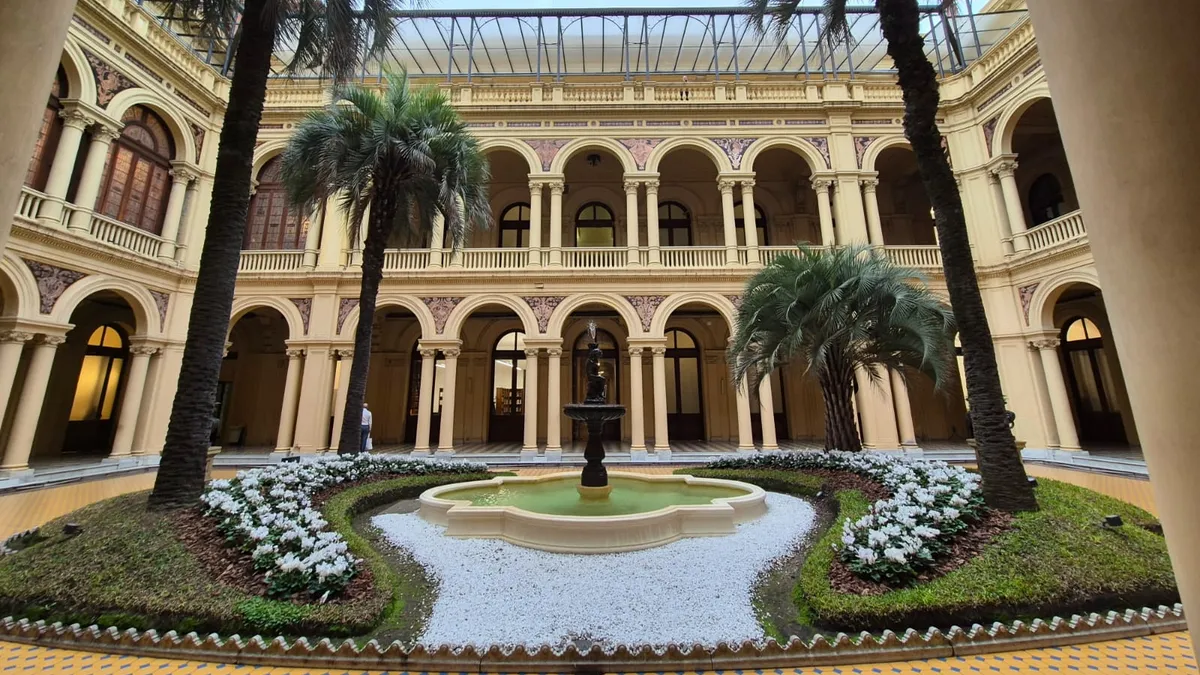 Sala de prensa vacía en la Casa Rosada con sillas y escritorios