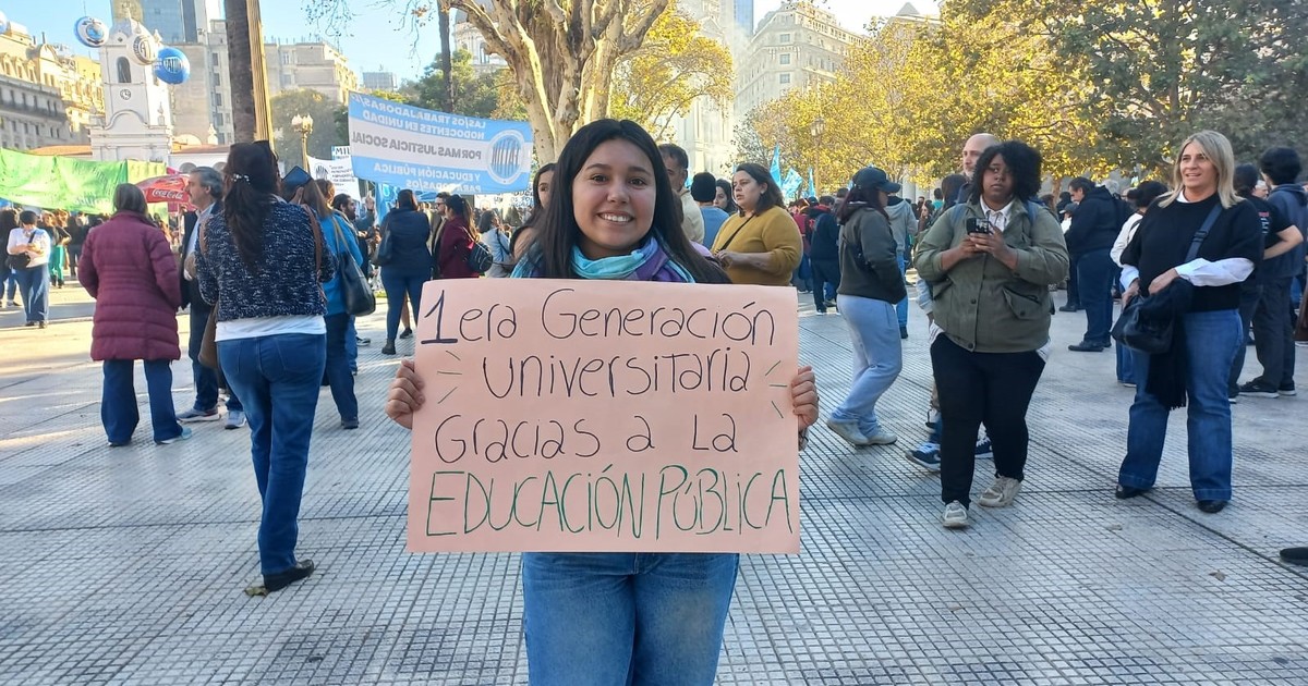 Multitud de manifestantes con carteles en la Marcha Federal Universitaria en Buenos Aires