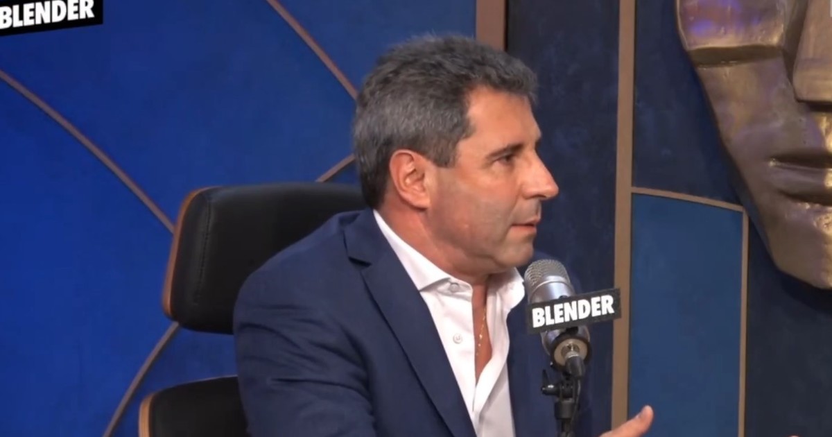 Sergio Uñac hablando en un streaming con fondo de bandera argentina