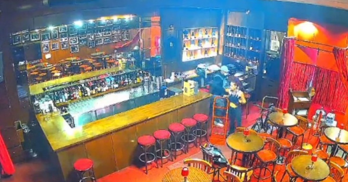 Fachada de un bar en Palermo con personal policial en la puerta