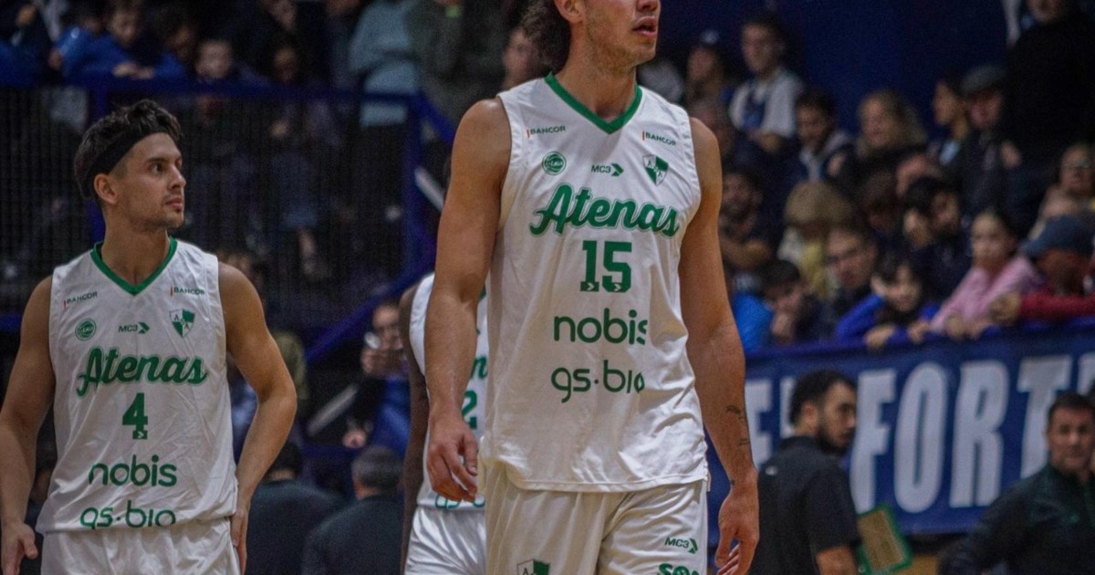 Jugadores de Atenas cabizbajos tras el descenso