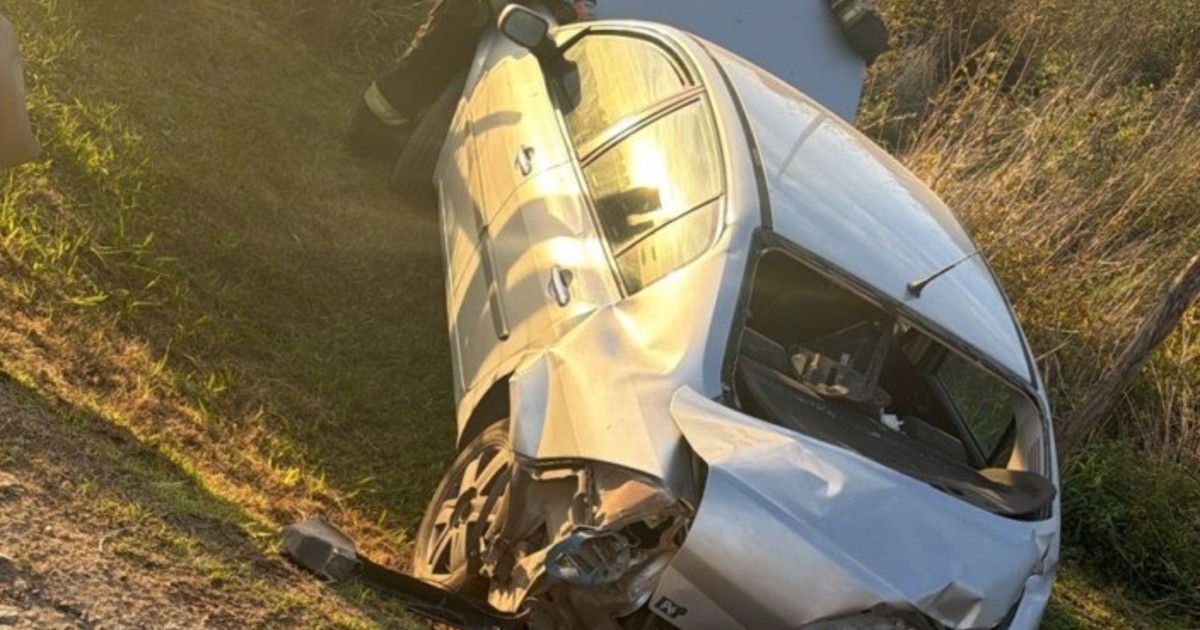 Tren de pasajeros varado en la Ruta 2 tras accidente