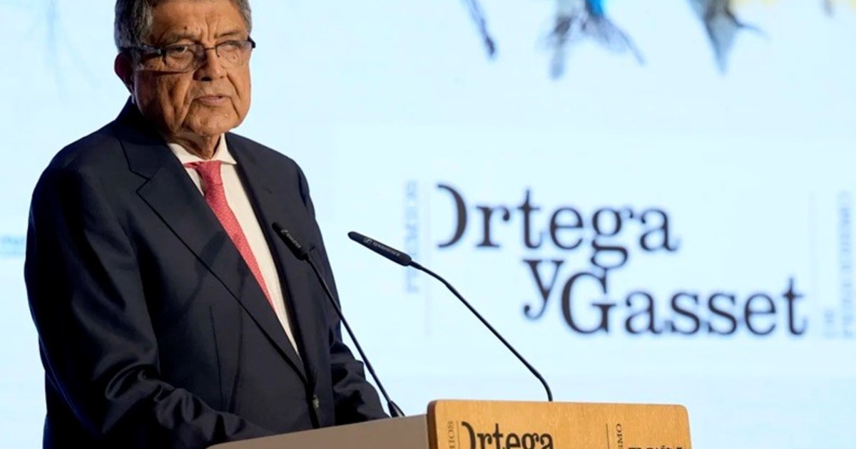 Sergio Ramírez sosteniendo el Premio Ortega y Gasset en Barcelona
