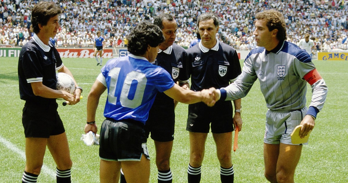 Afiche del documental El partido con jugadores argentinos e ingleses en el campo