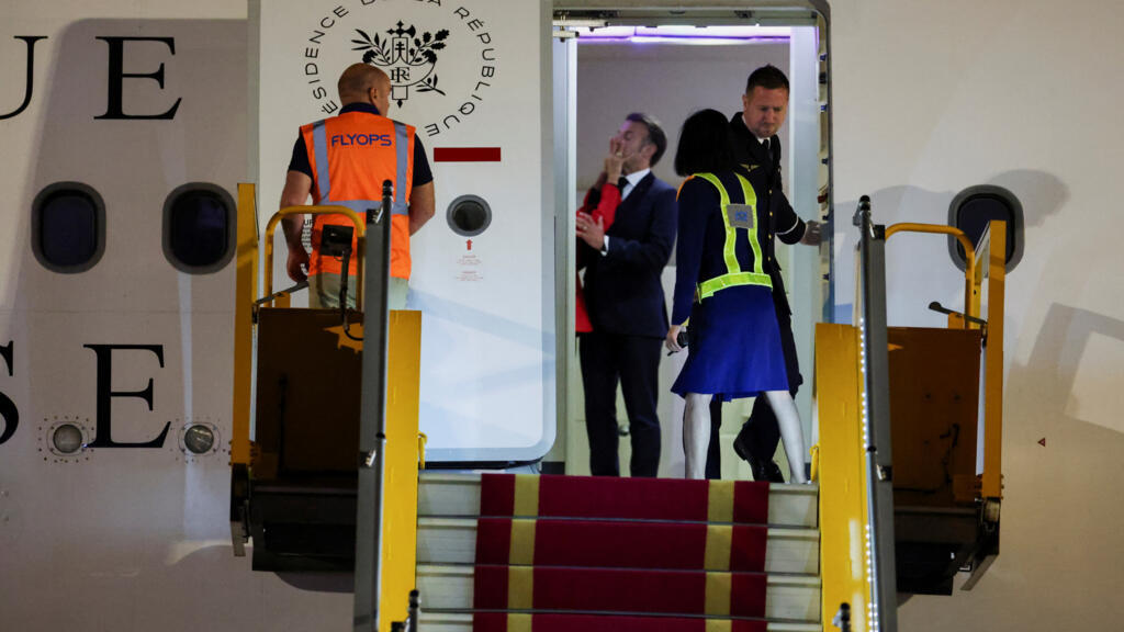 Brigitte Macron abofetea a Emmanuel Macron en la escalerilla de un avión