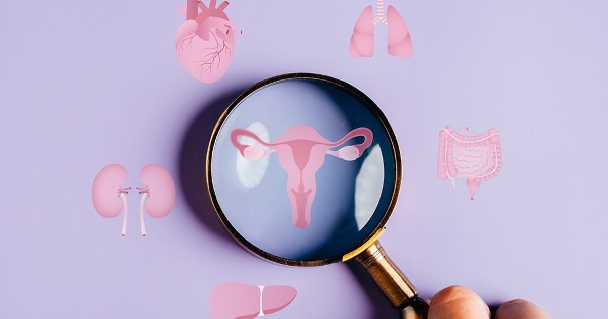 Médica explicando un diagnóstico a una paciente en consultorio