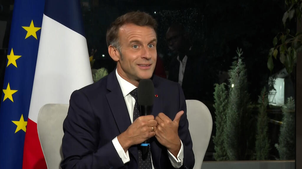 Emmanuel Macron durante entrevista en cumbre Africa Forward en Nairobi