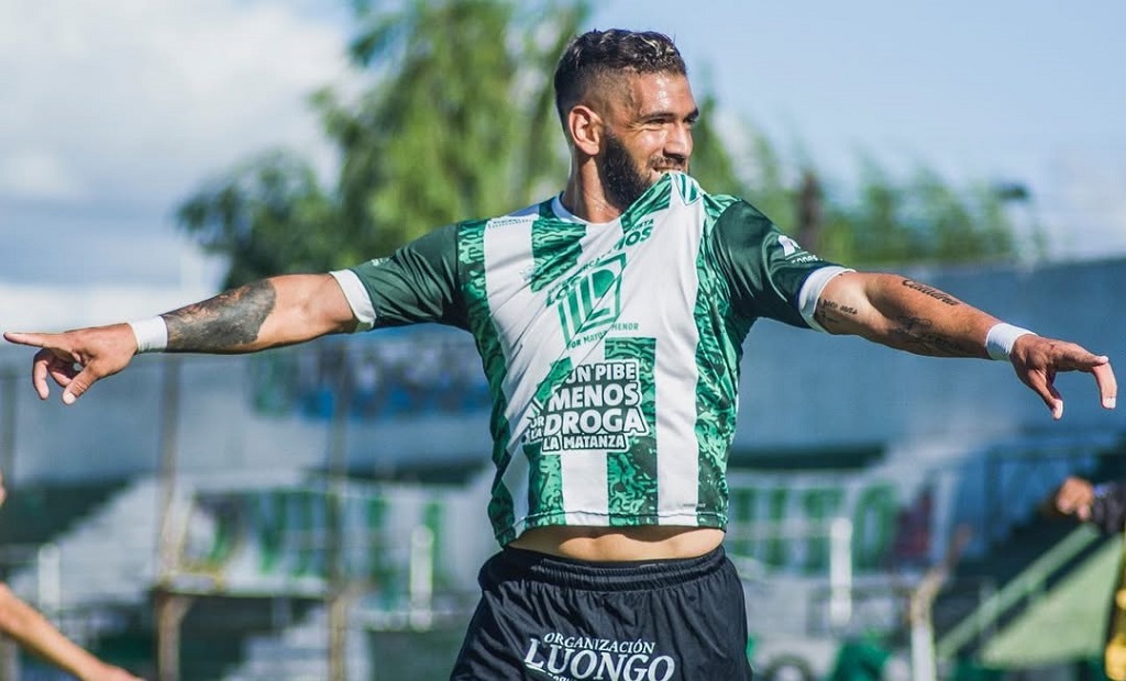 Gustavo Fernández, Tortuga, con la camiseta de Deportivo Laferrere