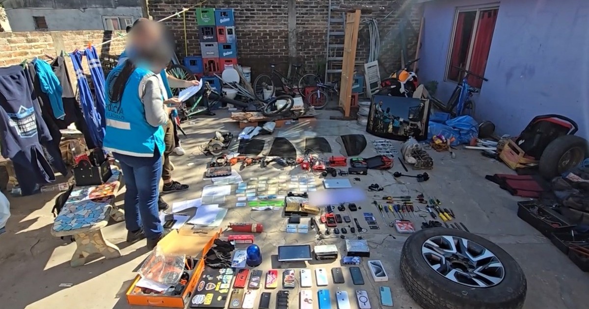 Camionetas de alta gama estacionadas en un operativo policial
