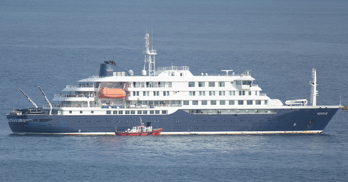 Crucero Ambition atracado en puerto de Burdeos, Francia