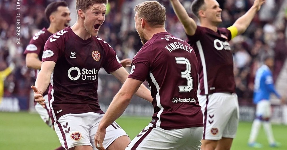 Escudo del Heart of Midlothian FC sobre fondo granate