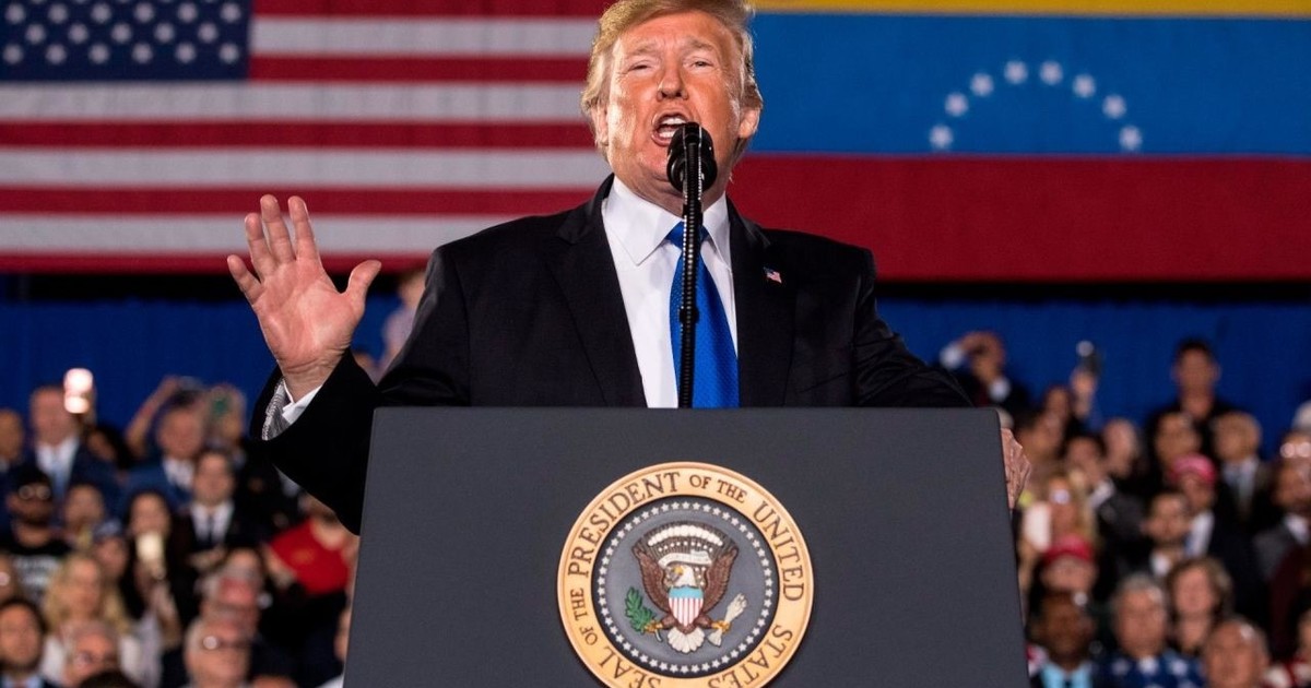 Donald Trump hablando en un mitin político