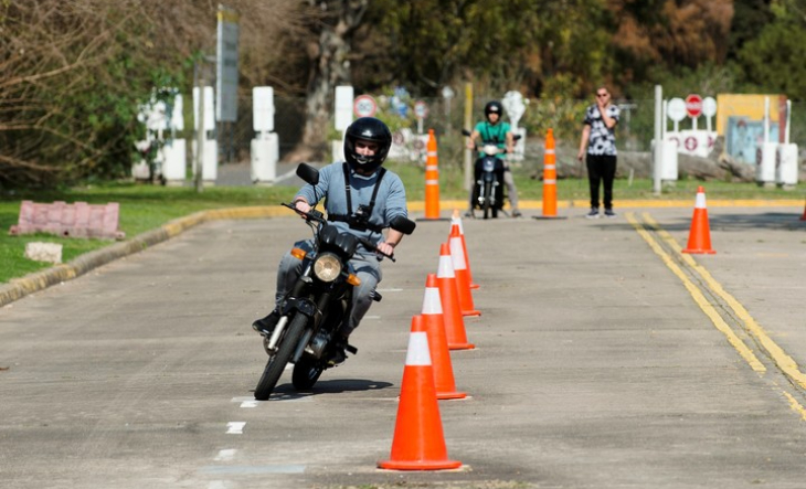Instructores de motos en una pista de capacitación