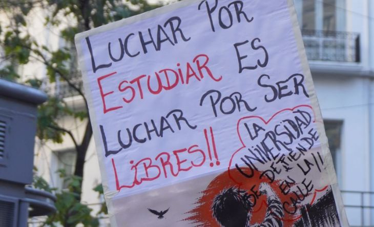 Multitud de personas con banderas y carteles en Plaza de Mayo durante la marcha universitaria
