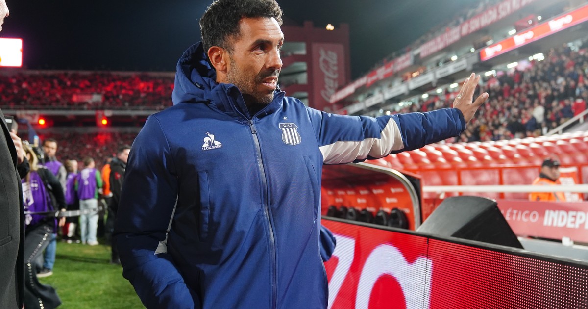 Carlos Tévez durante un partido como director técnico de Talleres