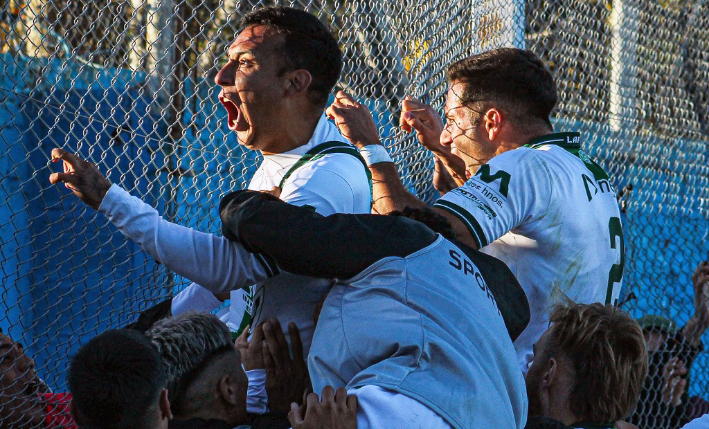 Estadio de fútbol con jugadores en la cancha