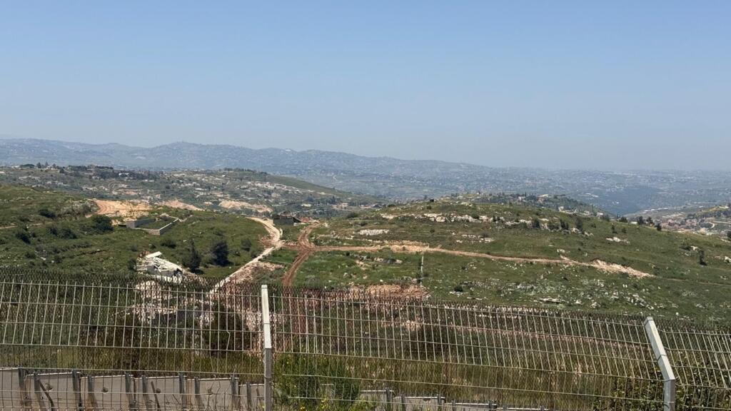 Dron sobrevolando una zona rural en el norte de Israel
