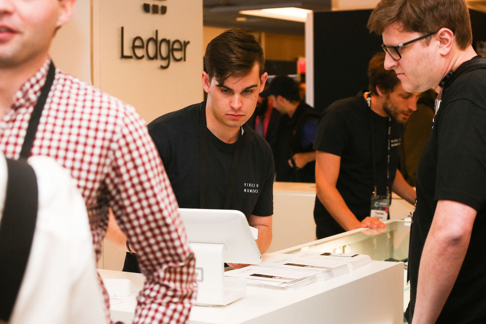 Dispositivo Ledger para criptomonedas sobre una superficie