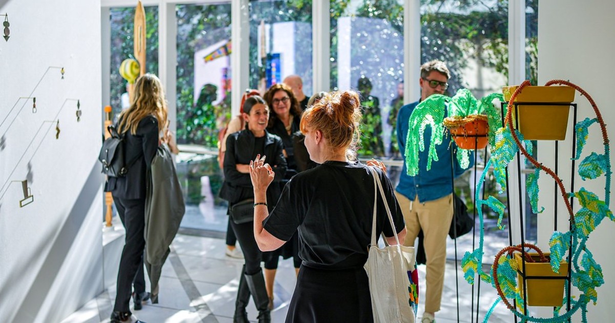 Fachada de una galería de arte con cartel de NODO 2026