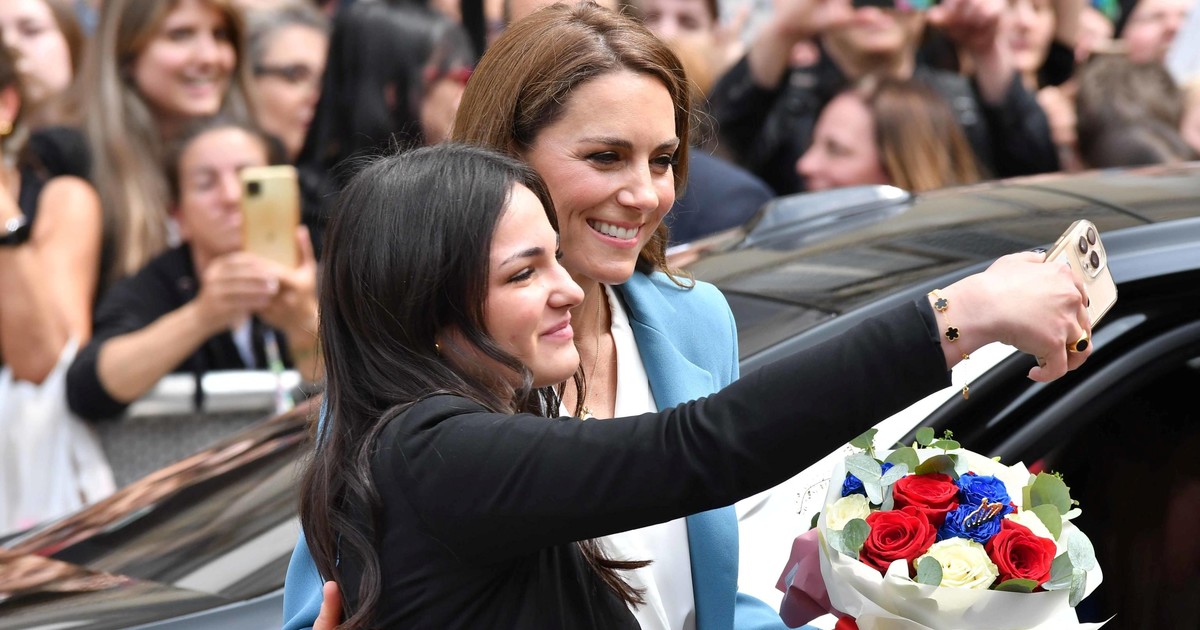 Princesa Kate sonriendo durante un acto oficial