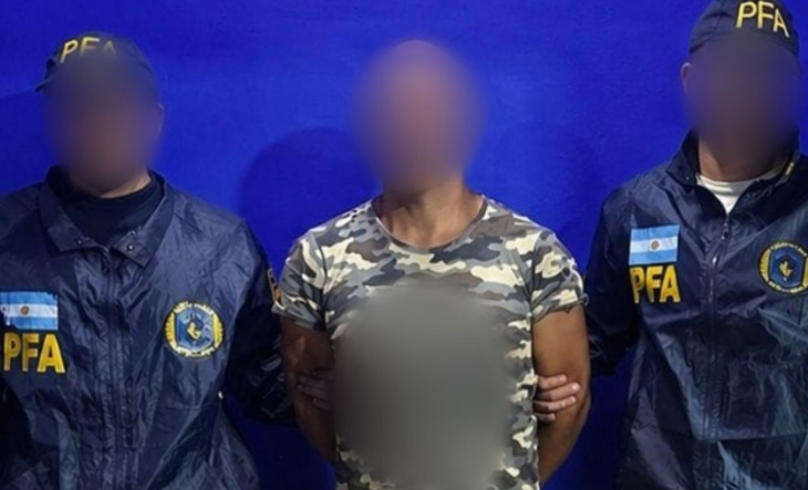 Efectivos policiales en la vía pública durante un operativo de detención
