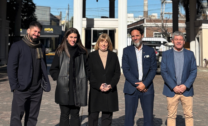 Autoridades de la UNLaM y el presidente de la Federación Odontológica durante el recorrido por el campus